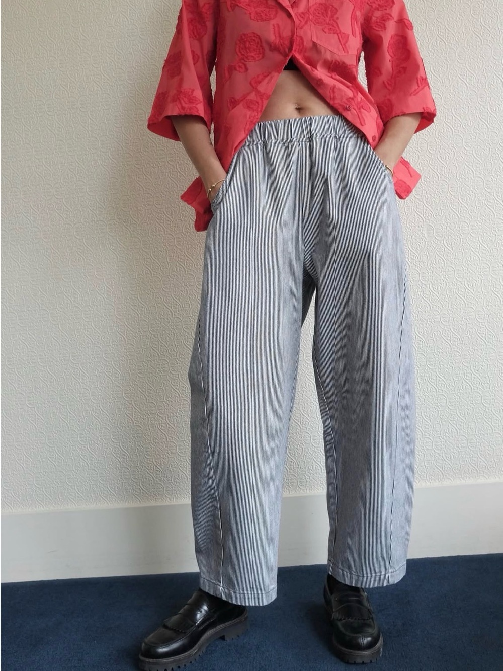 Women’s Cropped Relaxed Jeans in Light Gray Stripe